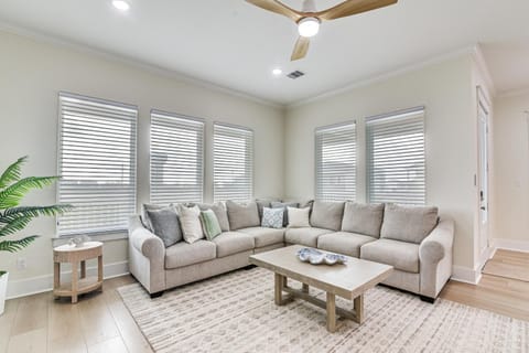 Walk to Beach Galveston Gem with Pool Access House in Galveston Island