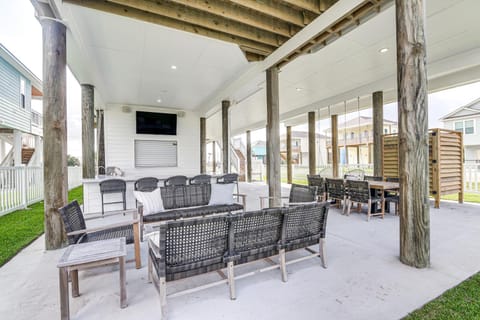 Walk to Beach Galveston Gem with Pool Access House in Galveston Island