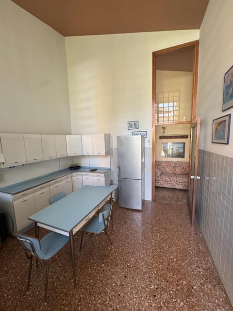 Kitchen or kitchenette, Dining area, oven