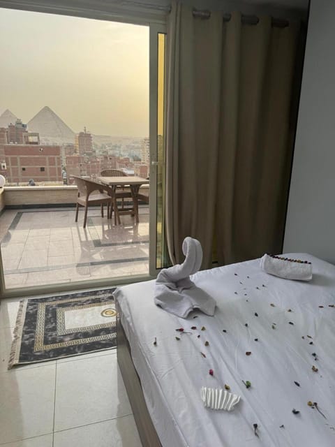 Bed, View (from property/room), Balcony/Terrace, Photo of the whole room, Dining area, Bedroom, Mountain view, towels