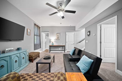 Mins to Downtown & Ft Campbell - Lux at Lancelot House in Clarksville