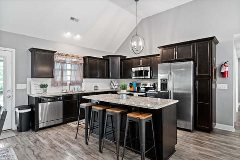 Mins to Downtown & Ft Campbell - Lux at Lancelot House in Clarksville