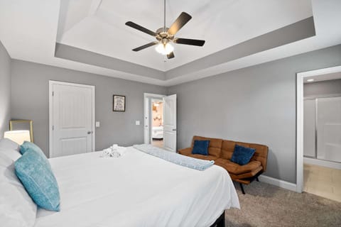 Mins to Downtown & Ft Campbell - Lux at Lancelot House in Clarksville