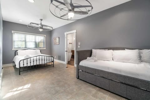 5 Minutes to Campbell - Clarksville Craftsman House in Clarksville