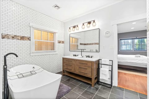 5 Minutes to Campbell - Clarksville Craftsman House in Clarksville