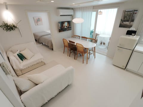 TV and multimedia, Living room, Seating area, Dining area, air conditioner