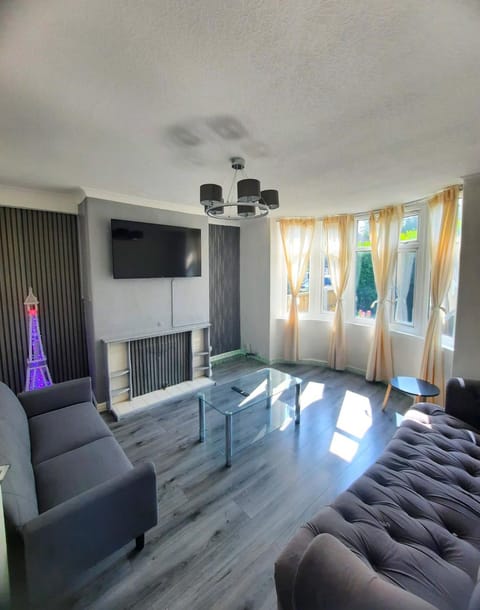 Communal lounge/ TV room, TV and multimedia, Living room, Seating area