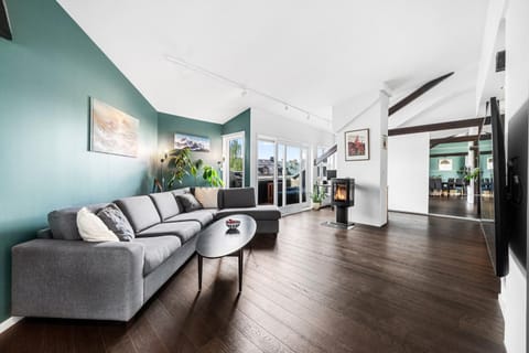 TV and multimedia, Living room, Seating area, Evening entertainment
