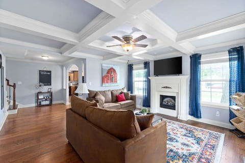 Huge Yard & Patio Near Downtown - Sage Cottage House in Clarksville