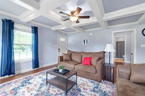 Huge Yard & Patio Near Downtown - Sage Cottage House in Clarksville