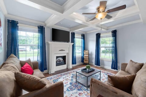 Huge Yard & Patio Near Downtown - Sage Cottage House in Clarksville