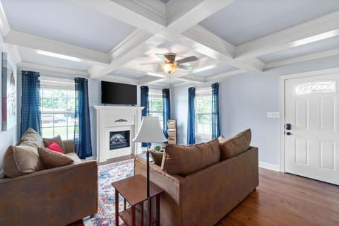 Huge Yard & Patio Near Downtown - Sage Cottage House in Clarksville