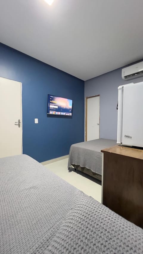Bed, TV and multimedia, Photo of the whole room, Bedroom