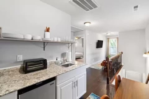 Mins from Downtown - Campbell Carriage House Apartment in Clarksville