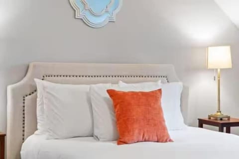 Mins from Downtown - Campbell Carriage House Apartment in Clarksville