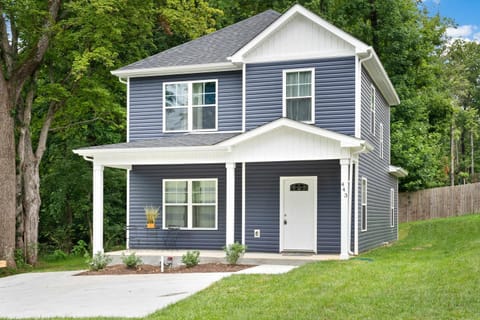 Minutes from Downtown - The Comfy Navy Nestler House in Clarksville