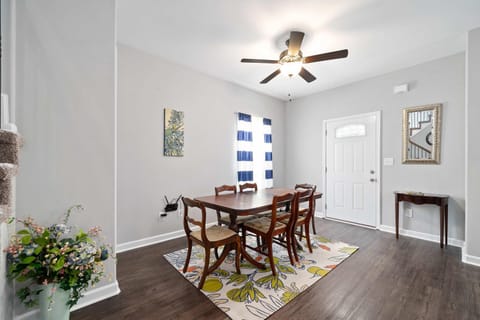 Minutes from Downtown - The Comfy Navy Nestler House in Clarksville