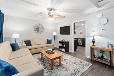 1-Mile to Downtown Clarksville Cozy in Queen-City House in Clarksville