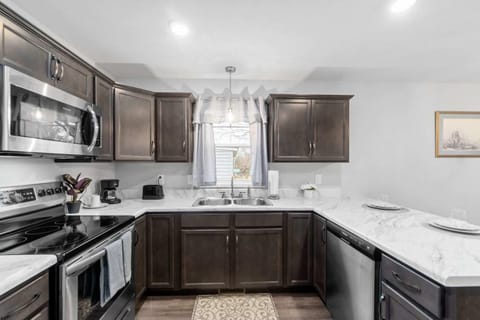 1-Mile to Downtown Clarksville Cozy in Queen-City House in Clarksville