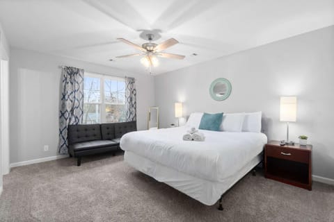 1-Mile to Downtown Clarksville Cozy in Queen-City House in Clarksville