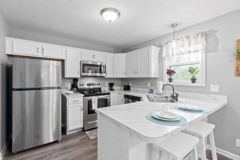 1-Mile to Downtown Clarksville Queen-City Comfort House in Clarksville