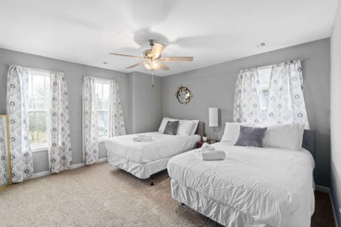 1-Mile to Downtown Clarksville Queen-City Comfort House in Clarksville