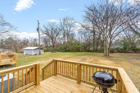 1-Mile to Downtown Clarksville Queen-City Comfort House in Clarksville