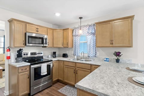 1-Mile to Downtown Clarksville Queen-City Charmer House in Clarksville