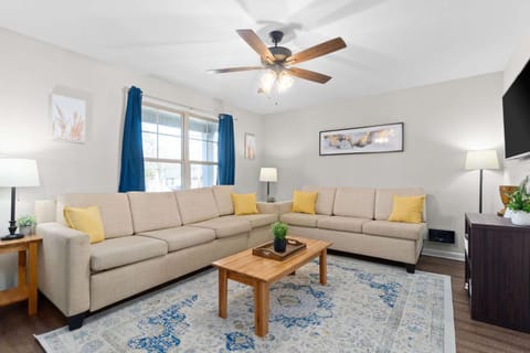 1-Mile to Downtown Clarksville Queen-City Charmer House in Clarksville