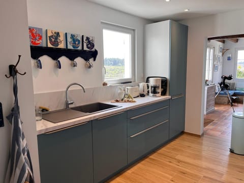 Maison lumineuse avec terrasse sur le port de Sauzon - FR-1-418-269 Apartment in Brittany