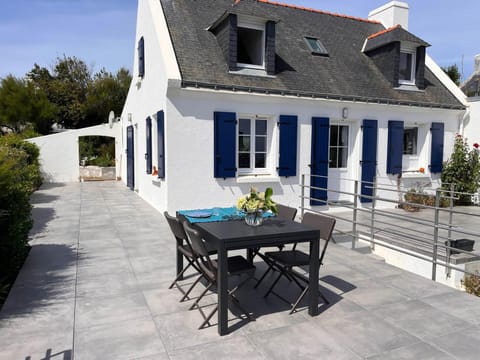 Maison lumineuse avec terrasse sur le port de Sauzon - FR-1-418-269 Apartment in Brittany