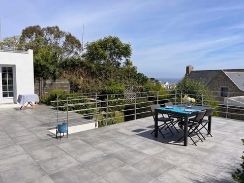 Maison lumineuse avec terrasse sur le port de Sauzon - FR-1-418-269 Apartment in Brittany