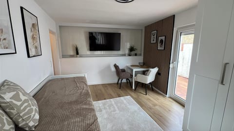 Bed, TV and multimedia, Living room, Photo of the whole room, Seating area, Dining area, Bedroom