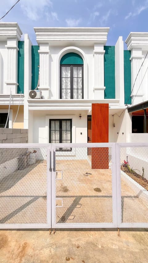 Property building, Day