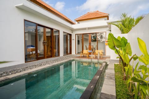 Property building, Day, Pool view, Swimming pool