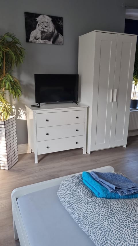 Bed, TV and multimedia, Photo of the whole room, Bedroom, wardrobe