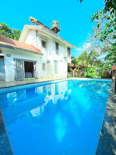 Property building, Day, Pool view, Swimming pool