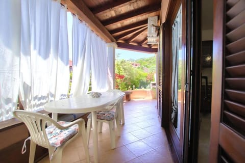 Patio, Day, Balcony/Terrace, Dining area