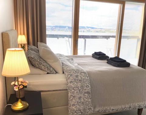 Bed, Natural landscape, Photo of the whole room, Bedroom, Lake view, towels