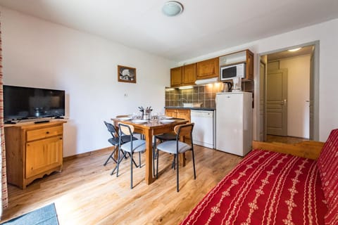 TV and multimedia, Kitchen or kitchenette, Photo of the whole room, Dining area