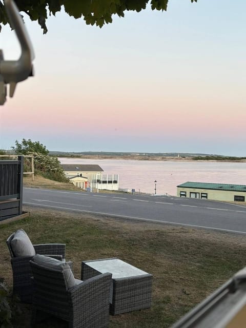 Day, Natural landscape, Seating area, Lake view, Sea view