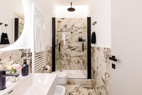 Shower, Toilet, Bathroom, towels