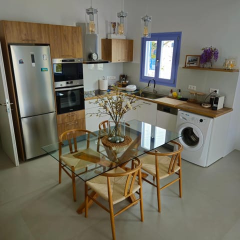 Dining area, dishwasher, oven, stove, toaster