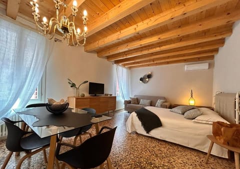 Bed, TV and multimedia, Living room, Photo of the whole room, Bedroom