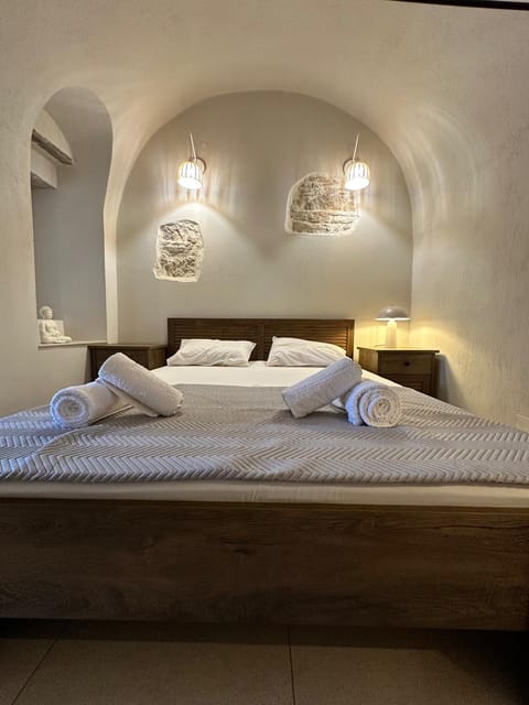 Bed, Photo of the whole room, Bedroom, towels