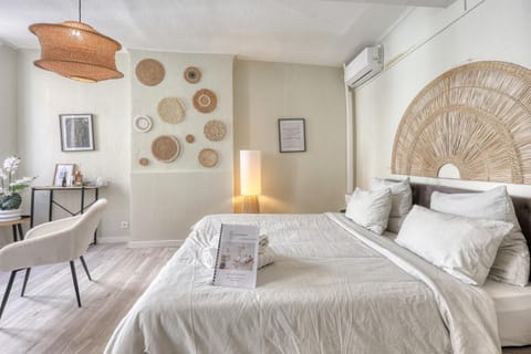 Bed, Living room, Photo of the whole room, Seating area, Bedroom, towels, air conditioner