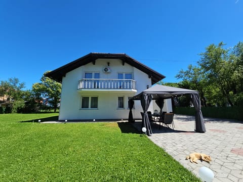 Property building, Garden, Balcony/Terrace, Parking, furniture