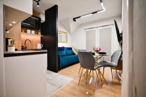 Kitchen or kitchenette, Living room, Seating area, Dining area