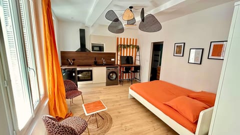Bed, TV and multimedia, Seating area, Bedroom