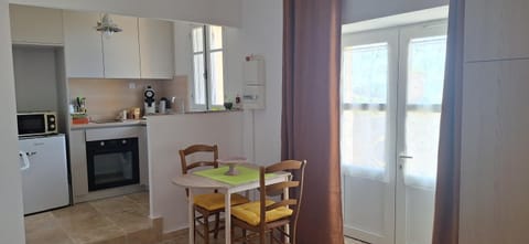 Coffee/tea facilities, Kitchen or kitchenette, Dining area, oven, stove